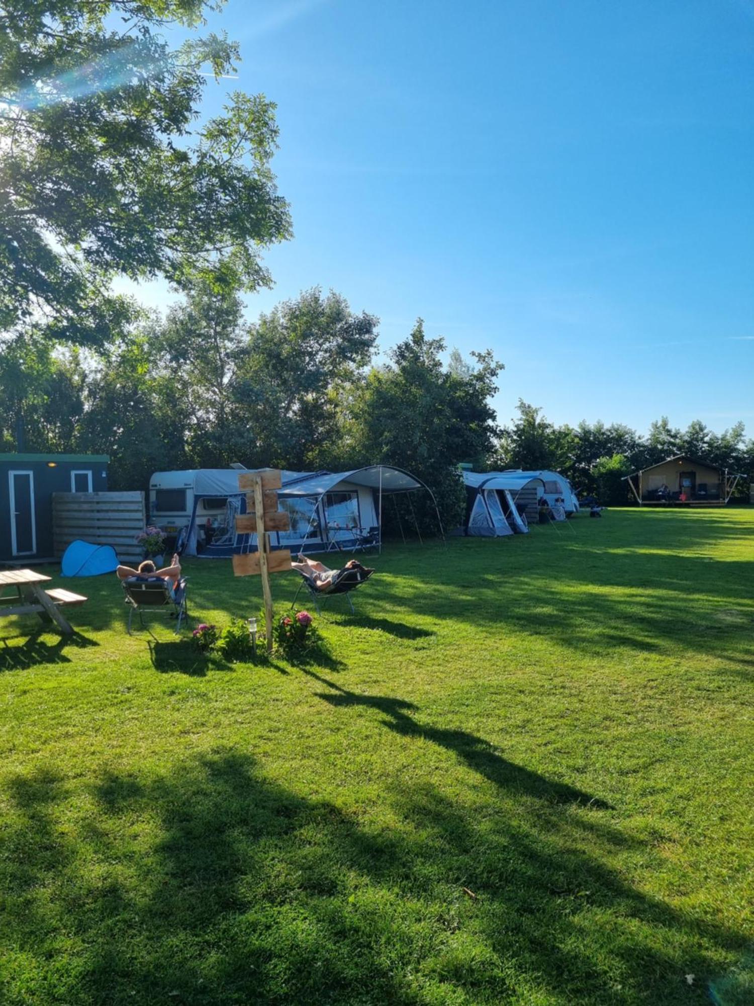 Camping De Tulpenweide Lege Kampeerplaats, Lege Plaats Op Het Gras Zonder Bed Breezand المظهر الخارجي الصورة
