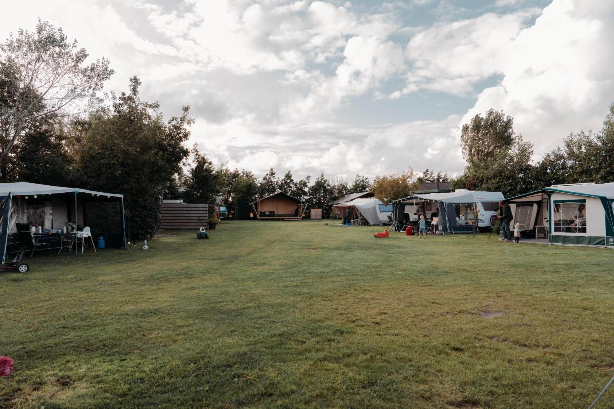 Camping De Tulpenweide Lege Kampeerplaats, Lege Plaats Op Het Gras Zonder Bed Breezand المظهر الخارجي الصورة