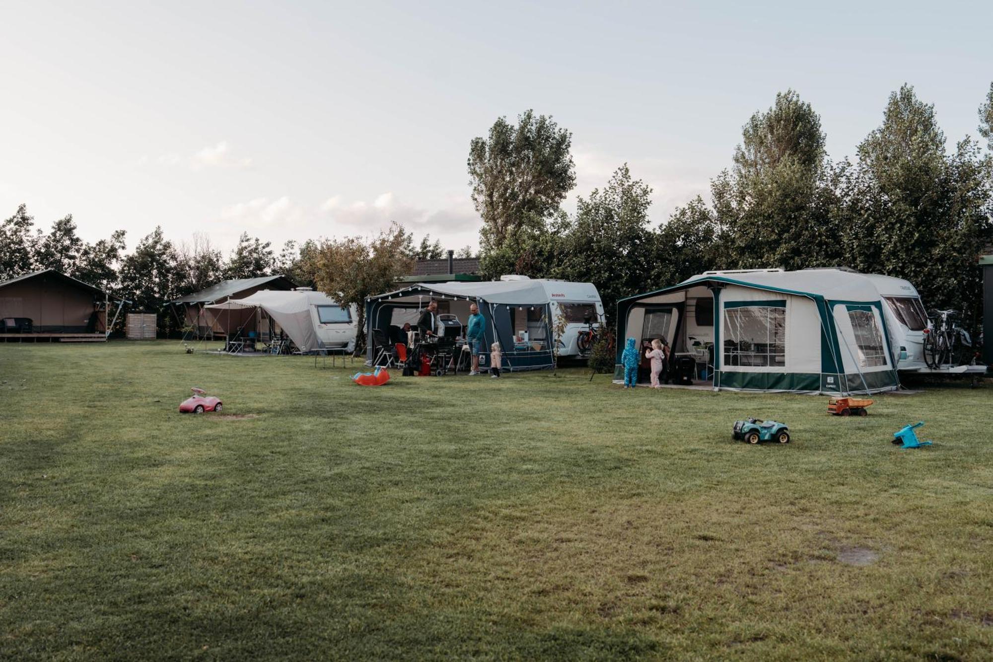 Camping De Tulpenweide Lege Kampeerplaats, Lege Plaats Op Het Gras Zonder Bed Breezand المظهر الخارجي الصورة
