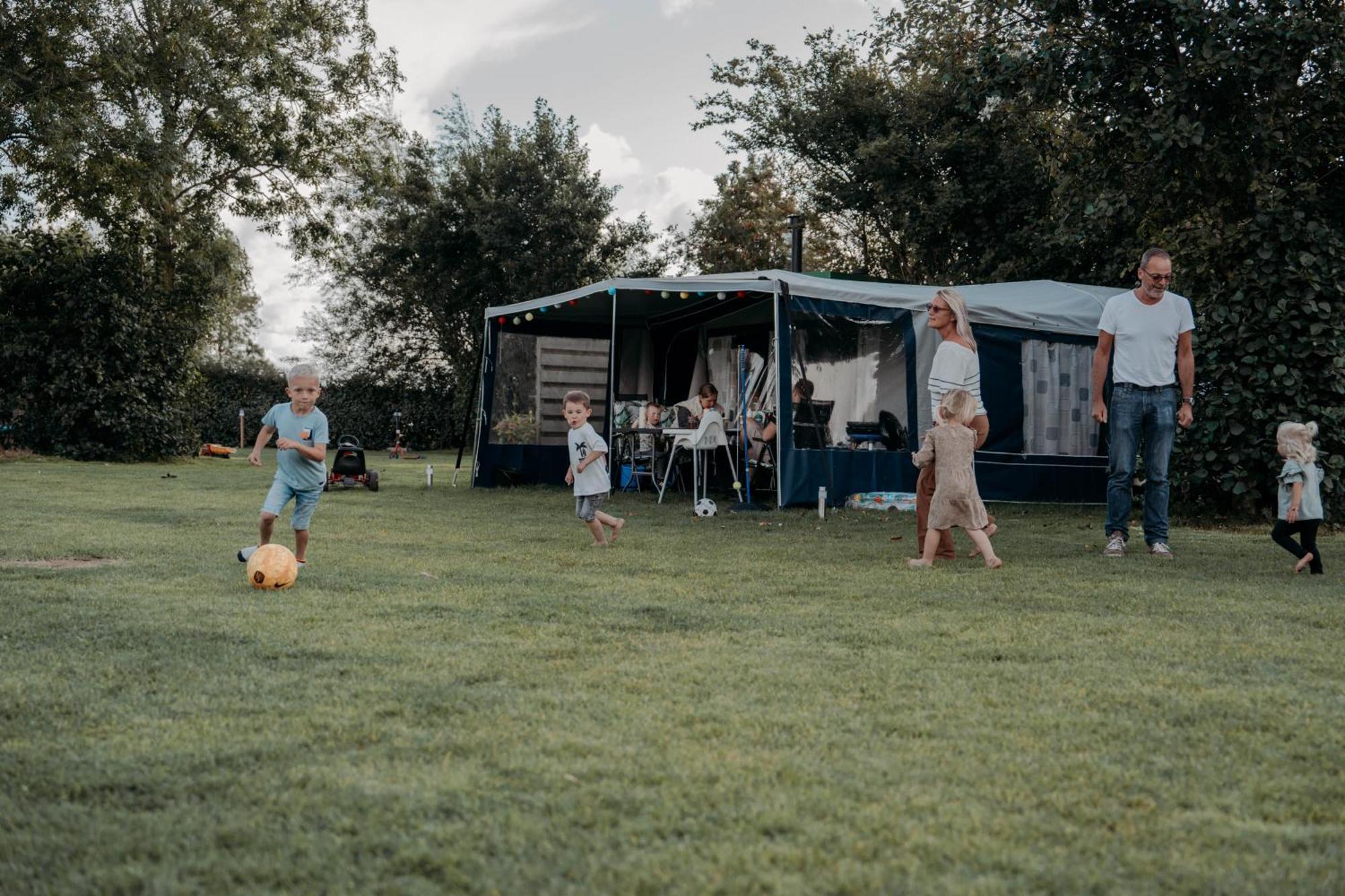 Camping De Tulpenweide Lege Kampeerplaats, Lege Plaats Op Het Gras Zonder Bed Breezand المظهر الخارجي الصورة