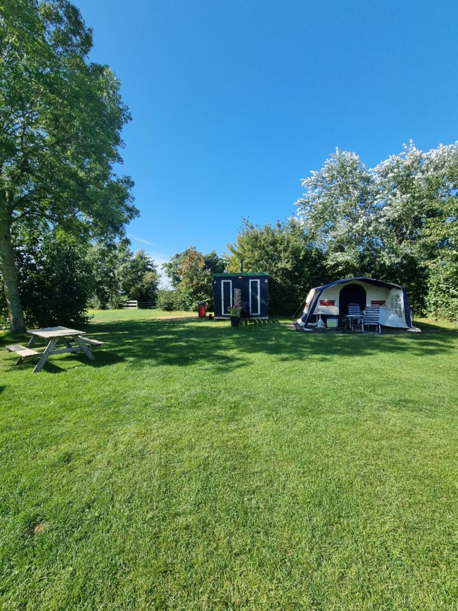 Camping De Tulpenweide Lege Kampeerplaats, Lege Plaats Op Het Gras Zonder Bed Breezand الغرفة الصورة